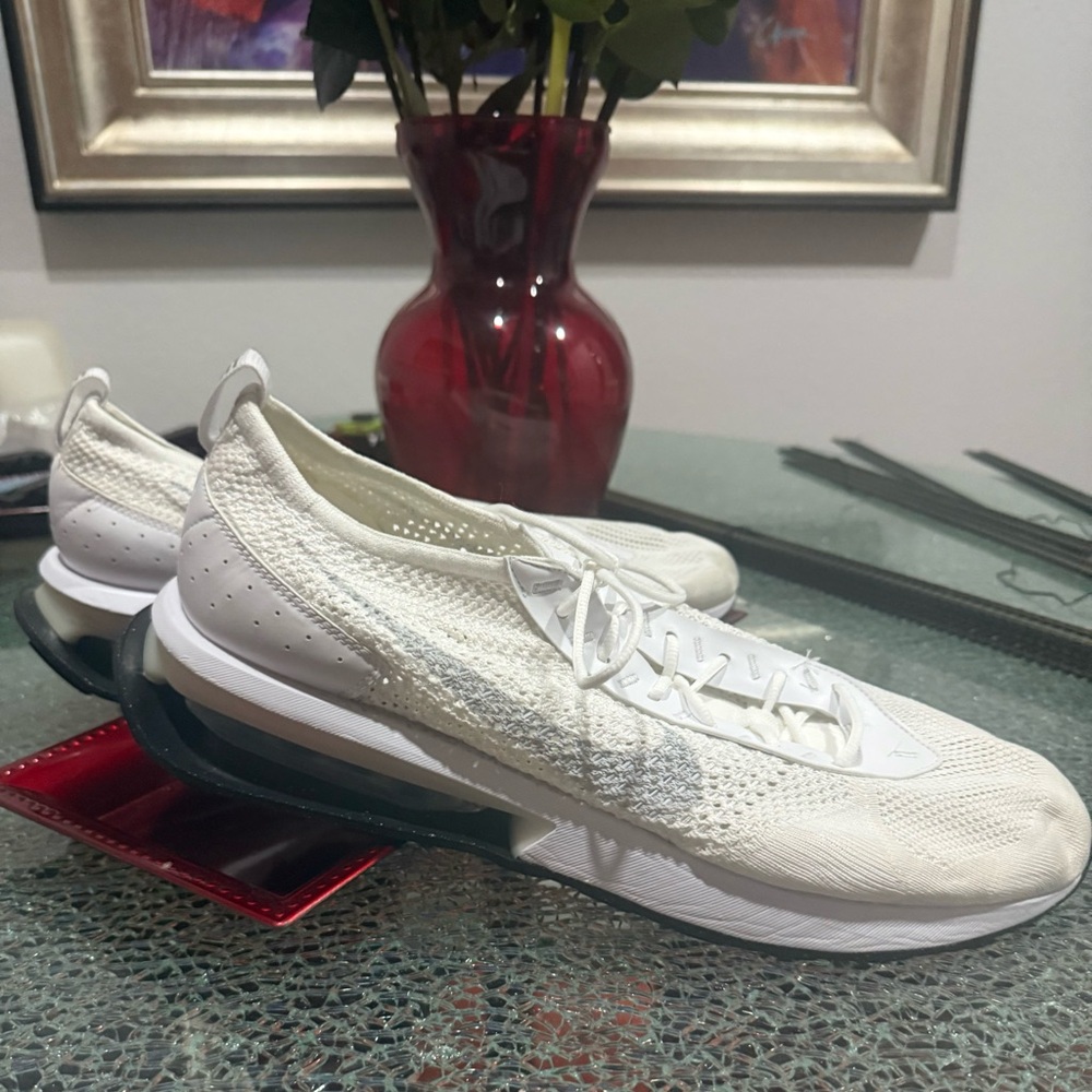 Nike White Flyknit Athletic Shoes Sleek Design